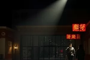 看看影院本周主推悬疑剧集《雾港来信》中两人并肩倚靠灯塔栏杆的剧照