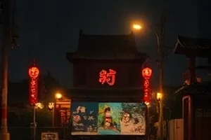 《云端牧场》画面，高原晨雾里低头吃草的牦牛群
